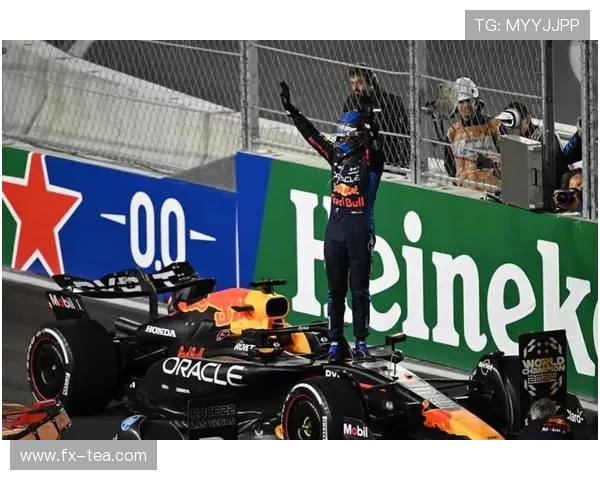 F1赛季高潮再现 汉密尔顿与维斯塔潘激烈竞争引爆全球车迷热情 F1赛季高潮再现 汉密尔顿与维斯塔潘激烈竞争引爆全球车迷热情